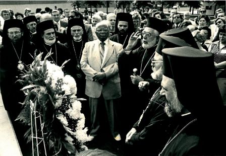 Archbishop Iakovos Places Wreath on Grave of Martin Luther King, Jr., in Atlanta